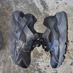 Black Nike Huarache Run Sneakers Size 6Y